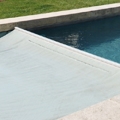 Couverture de piscine Aquaguard 4 saisons, la solution sécurité simple et fiable 