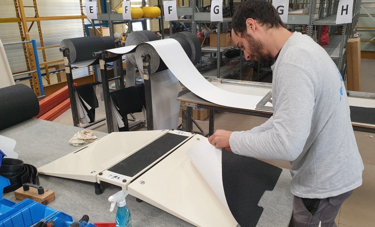 Atelier finitions rampes PMR en fibre de verre d'Axsol à Trappes