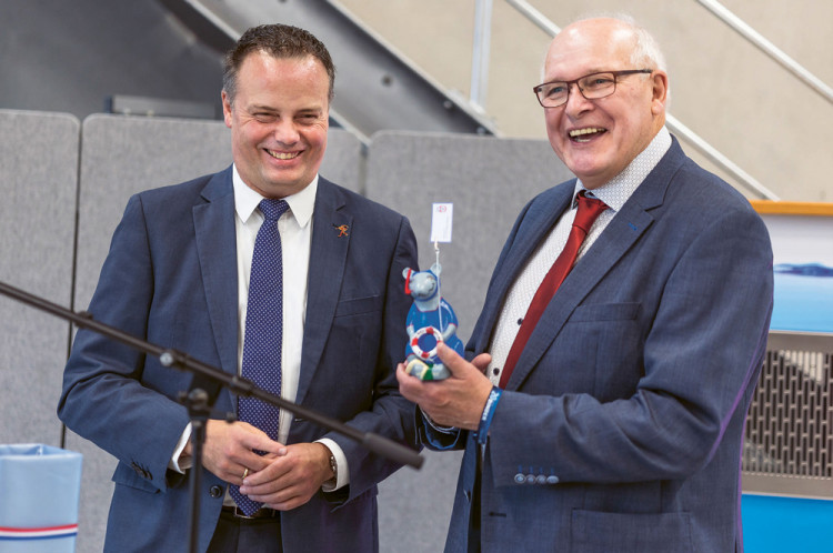 Oberbürgermeister Claudio Griese gratuliert Firmengründer Siegfried Binder