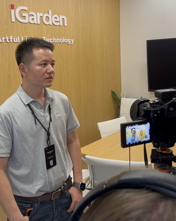 Making-off de l'interview de Terrence Liu sur le stand de Fairland &agrave; Piscina Barcelona 2025