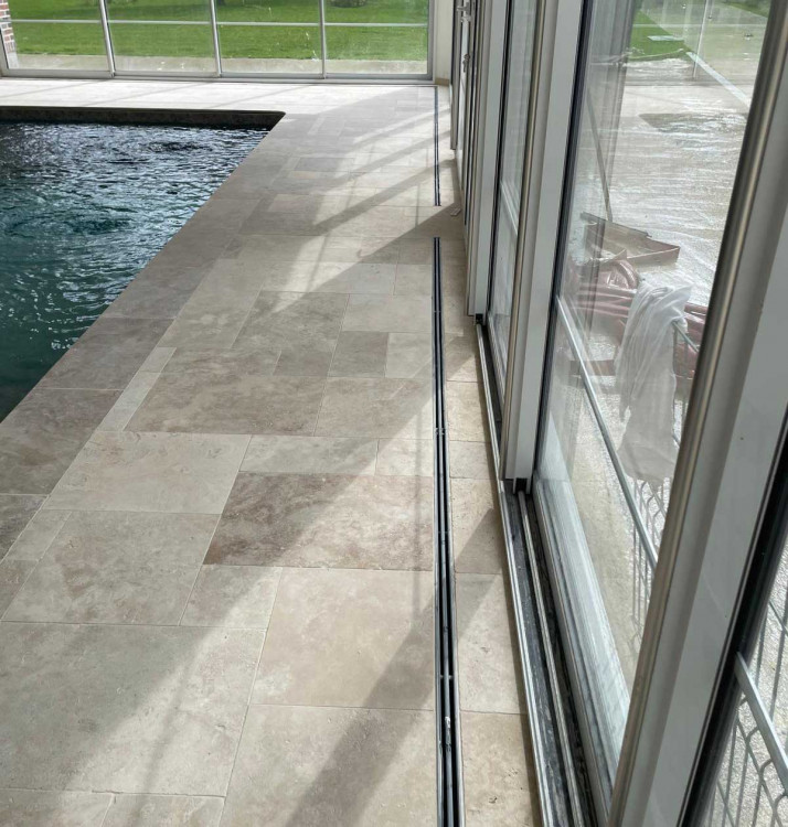 diffusion d'air par rail au sol inox piscine interieure D&eacute;shumidification Polytropic