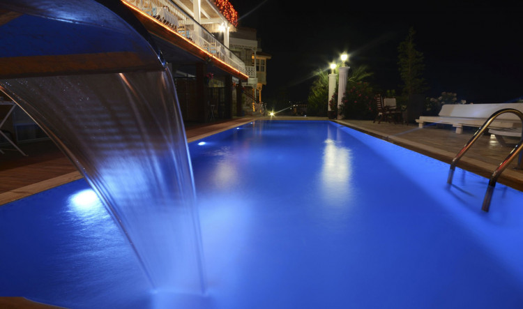 Éclairage LED piscine avec cascade Piscine éclairée avec cascade et projecteurs LED SEAMAID