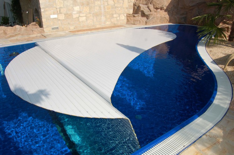 Pool with automatic cover gold EUSA awards 2020 grando