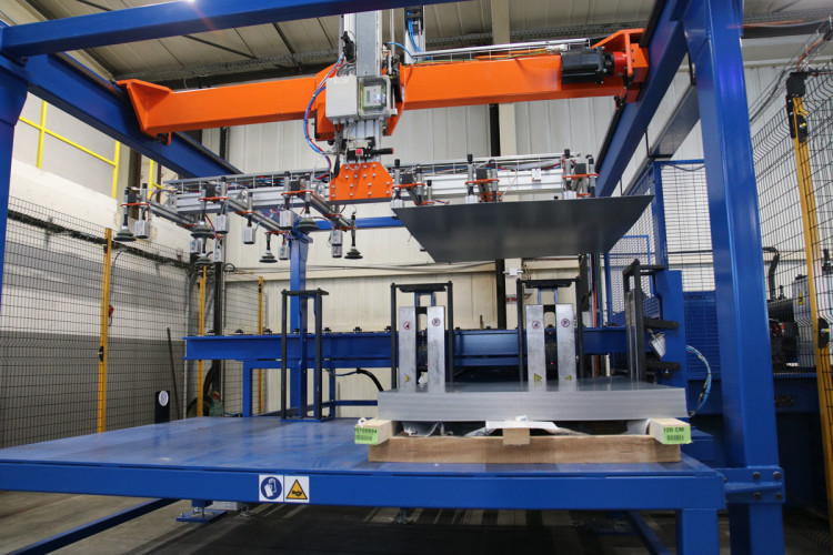 Chargement automatisé des feuilles d'acier pour la fabrication des panneaux GP30 Waterair