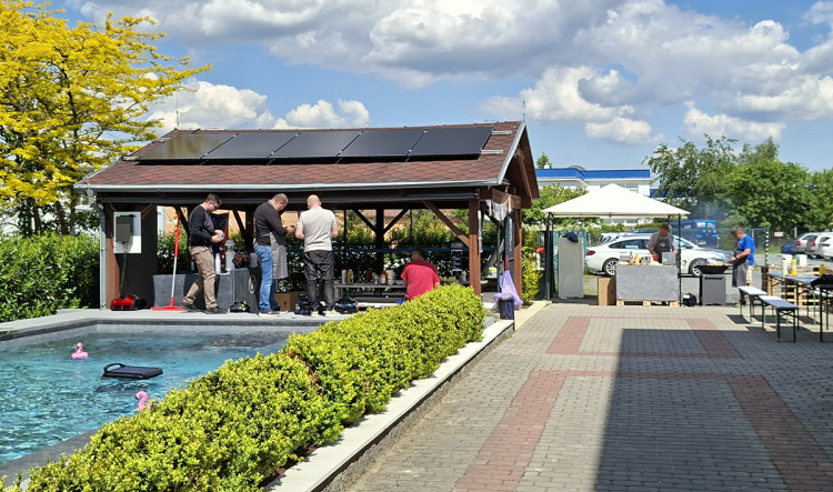 Fan Zone autour de la piscine de d&eacute;monstration