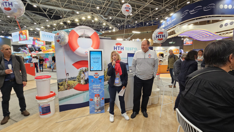 Anne-Sophie Vezie, Directrice commerciale France et André Westerveld, Vice Président Pool Solutions, à l'événement d'HTHTM sur son stand à Piscine Global 2024