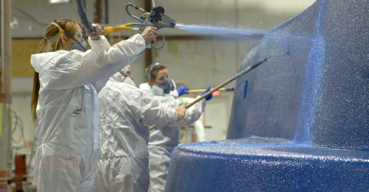 Fabrication d'une piscine coque en fibre de verre groupe Latham