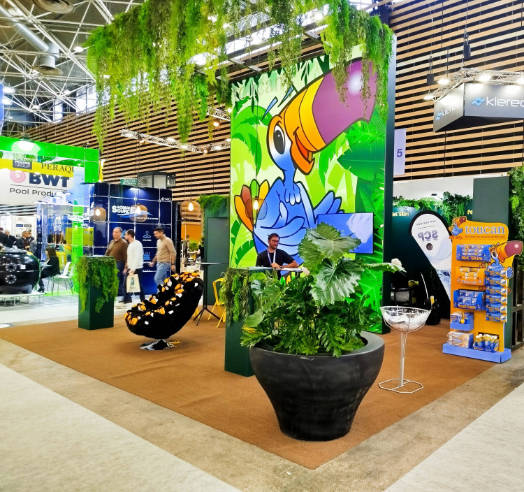 Lo stand colorato di Toucan a Piscine Global 2024 a Lione