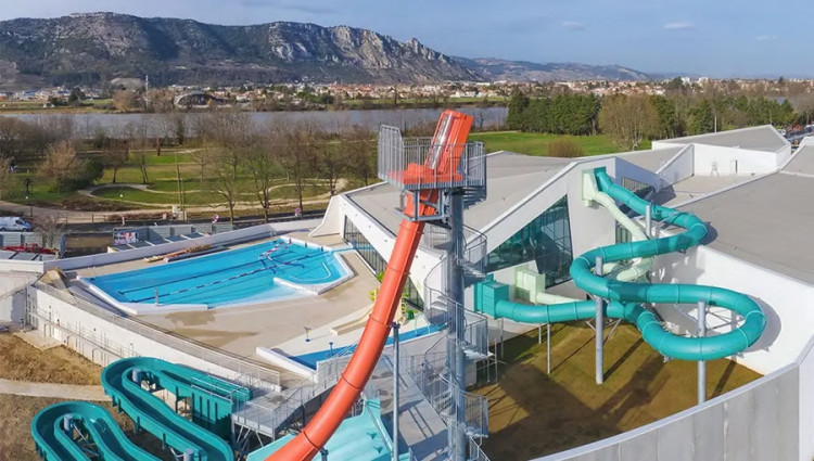 Centre aqualudique L'Epervière Valence piscines extérieures toboggan