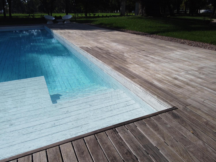 La piscina della Villa Imperiali con un rivestimento SopremaPool