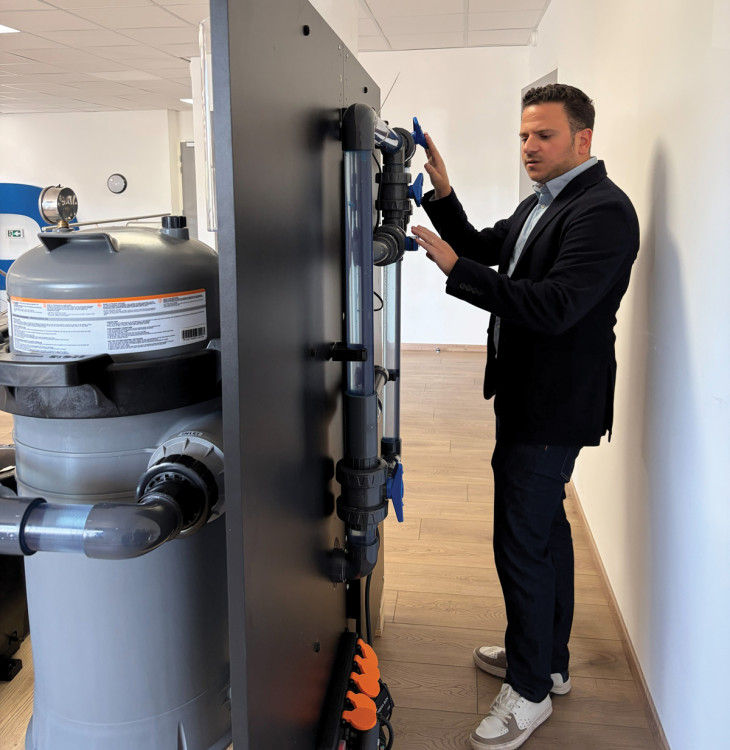 Neal Elbaz derri&egrave;re le local technique t&eacute;moin Nexus