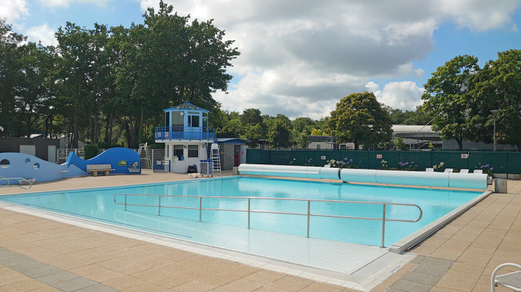 Piscine &agrave; usage collectif dot&eacute;e de 2 couvertures Abriblue, du groupe Nextpool