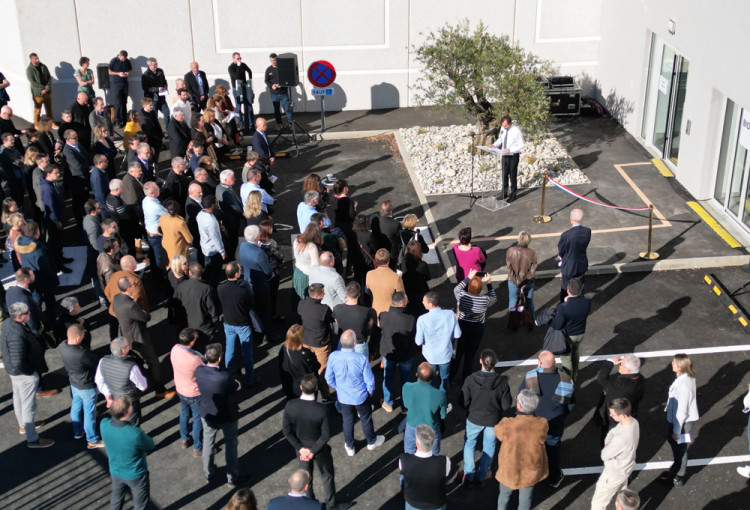Laurent Emmanuel Migeon, PDG de BIO-UV Group inaugure le nouveau bâtiment devant un large public