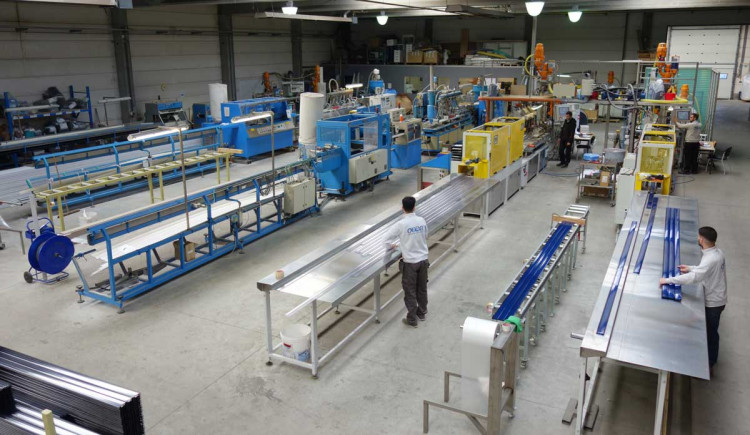 Installation d'extrusion des lames de couvertures de piscine