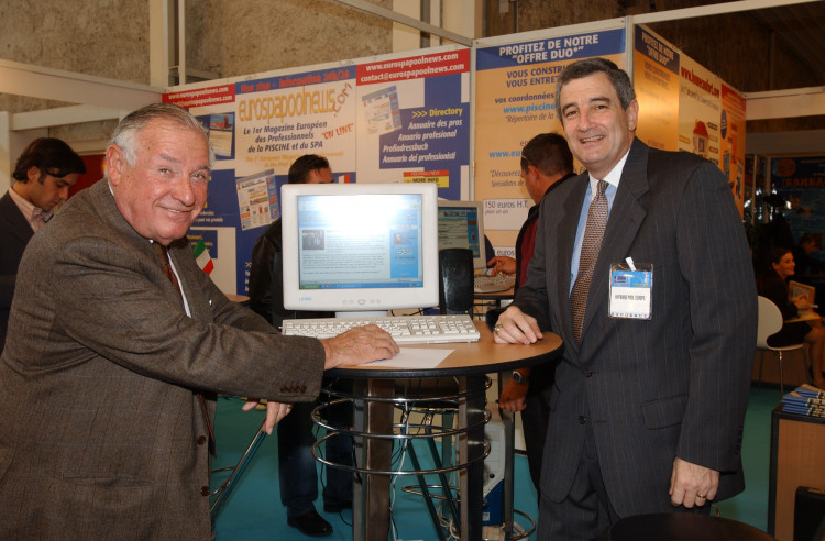 Oscar Davis and Bruce Fischer on EuroSpaPoolNews stand at Piscine Exhibition in Lyon 2002