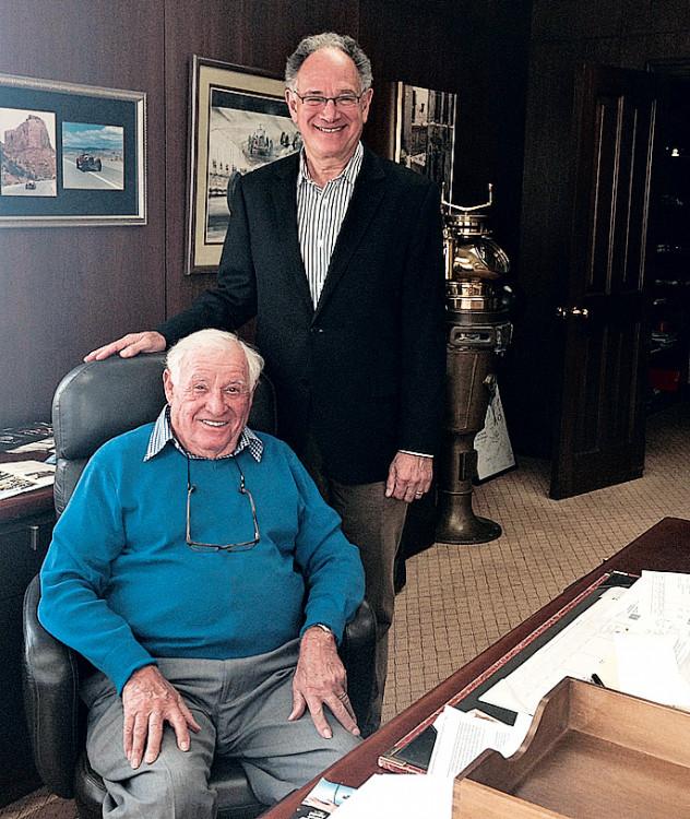 Oscar Davis et son fils, Robert, en 2014 président d'Hayward Industries