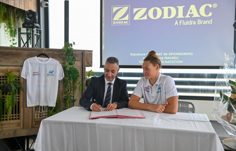 Stéphane Figueroa, Directeur général Fluidra France signe un contrat de sponsoring de Zodiac®, marque du Groupe FLUIDRA, avec Pauline MAHIEU 