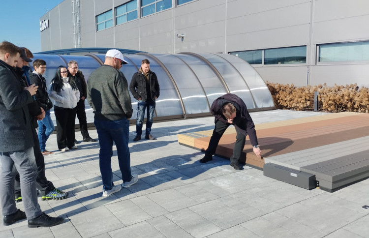 Présentation de la a terrasse mobile Pooldeck aux partenaires d'Alukov