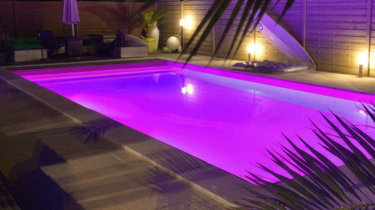 Éclairage piscine RGB SEAMAID Piscine éclairée en couleur rose avec projecteurs LED RGB SEAMAID