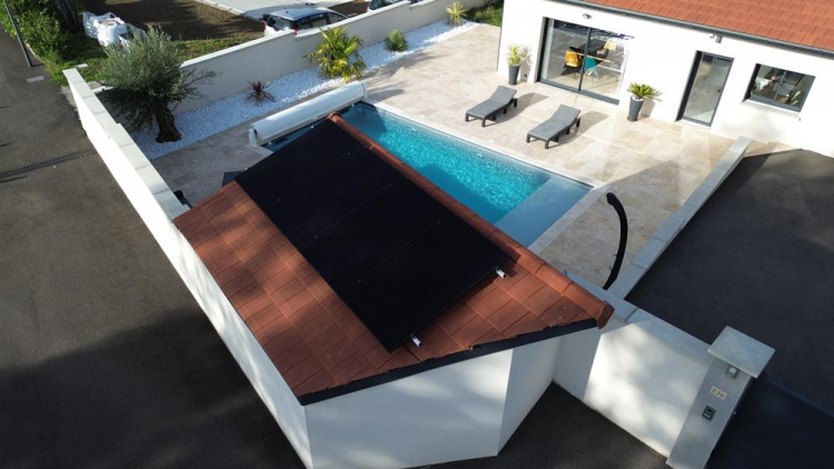 Système photovoltaïque PolySolar Energy Polytropic énergie durable piscines