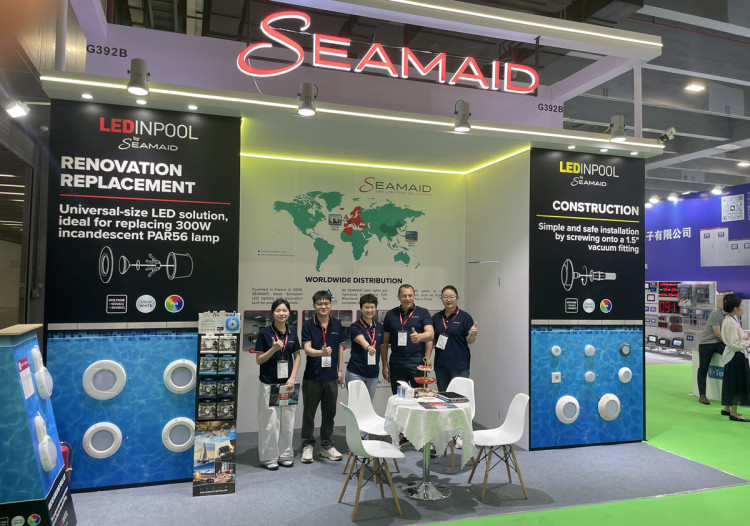 Philippe Poma et les collaborateurs de l'usine de production sur le stand de SEAMAID &agrave; l'Asia Pool & Spa Expo 2026