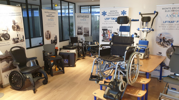 Le showroom d'Axsol à Trappes avec fauteuils d'accessibilité pour PMR, accès au bain, piscine