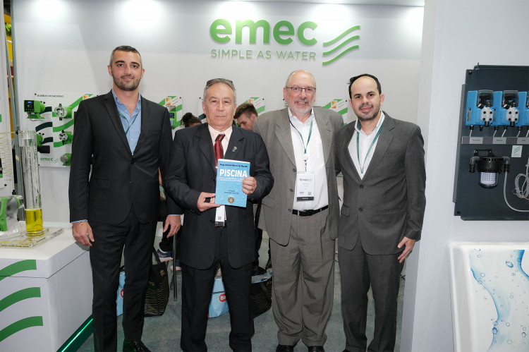Jorge Antônio Barros de Macedo sur le stand EMEC