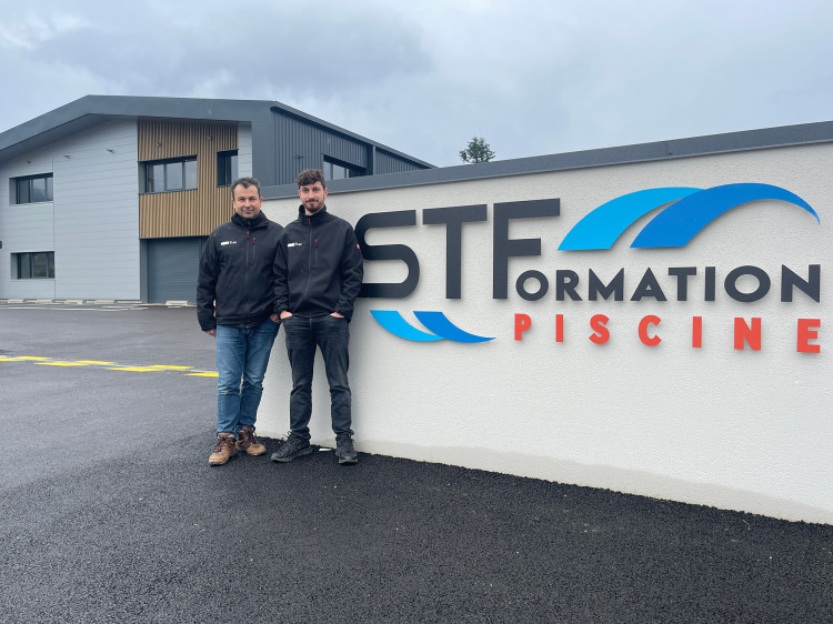 Aldo Lanzalotta et son fils ST Formation pose membranes armées piscines