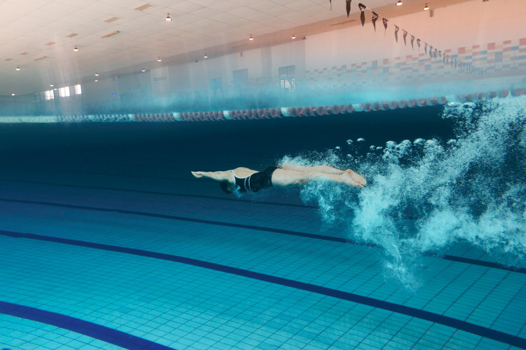 nageuse dans une piscine publique