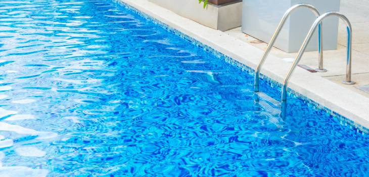 Una piscina da resort con un'acqua blu