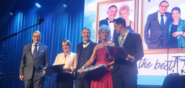 Walter, Alice, Dominik, Yvonne und Andrin Graf &ndash; sichtlich ger&uuml;hrt bei der Ehrung durch Partner und 