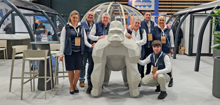 Claude Crouzat et son équipe sur le stand d'Abrisol à Piscine Global 2024