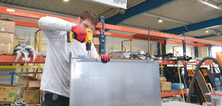 Atelier Axsol d'assemblage des rampes PMR en fibre de verre Trappes siège fabricant