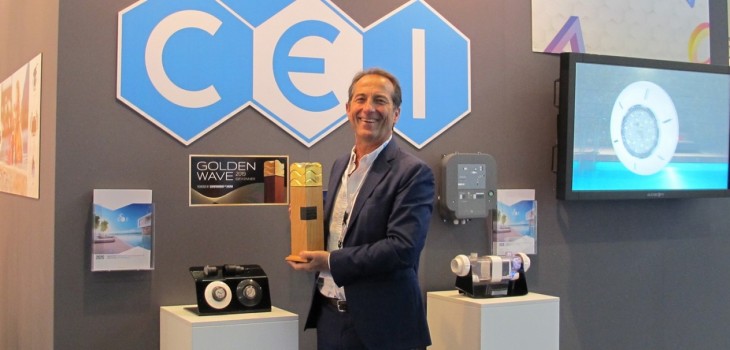 Emmanuel Baret Directeur Général de CCEI avec le Golden Wave Award sur le stand CCEI à Aquanale 2019