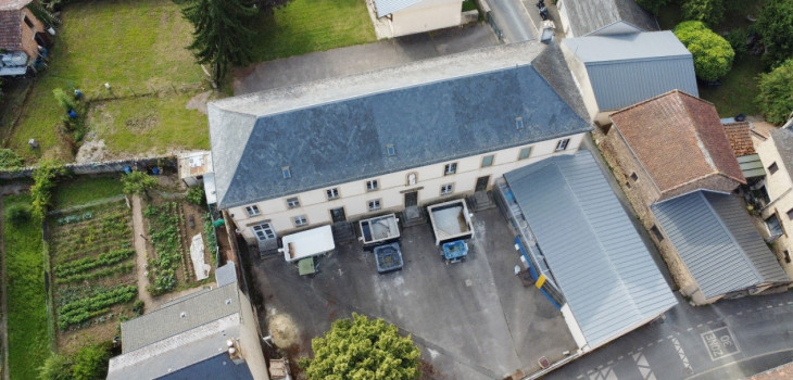 Vue aérienne du Lycée de Rignac avec les bassins extérieurs formations Professionnels piscine