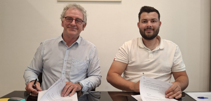 Patrick Bouvard signant la cession de son entreprise Rêves d'eau à Julien-Guy Dumas