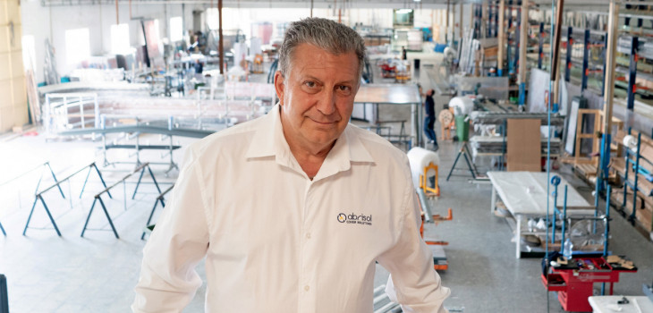 Claude Crouzat Dirigeant d'Abrisol dans son usine de fabrication d'abris de piscine en espagne