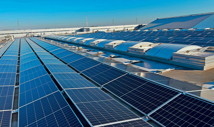 Installation de panneaux solaires sur l'usine de production de couvertures de piscine à Geel en belgique