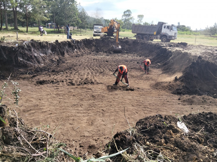 Travaux de construction de la piscine semi-olympique à La Salle School Homabay, au Kenya
