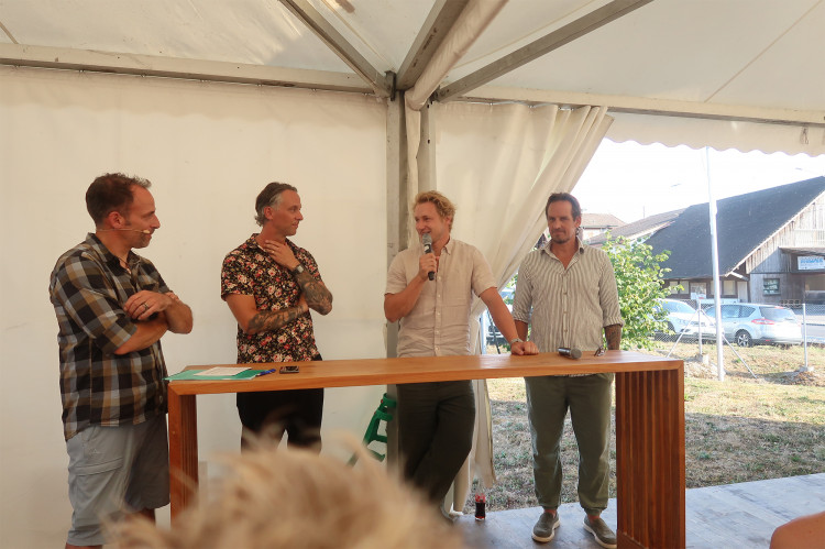 Chrigu Graf (links) spricht mit David Togni, Marco Odermatt und Patrick Fischer. 