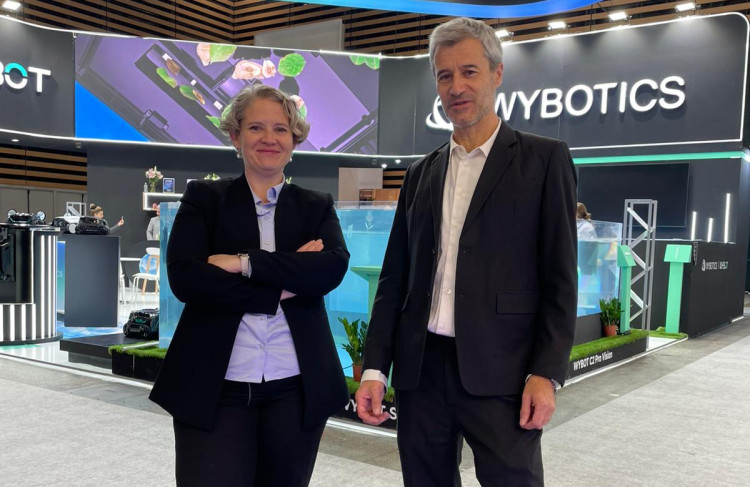 Anaïs Pasco et Vincent Quéré sur le stand Wybotics