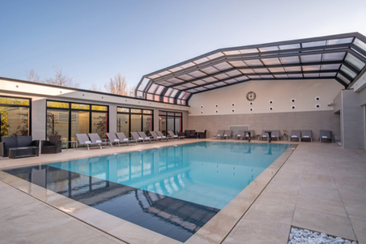 Abri piscine en toiture du bâtiment de l'Hôtel Prestige Lyon Eurexpo