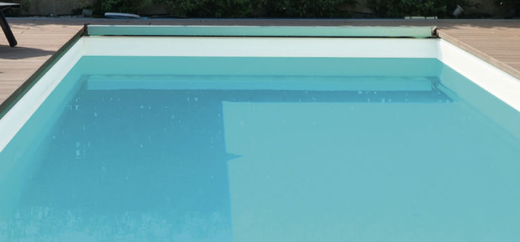 Isi-Protect, le film adhésif qui rénove la ligne d'eau de votre piscine