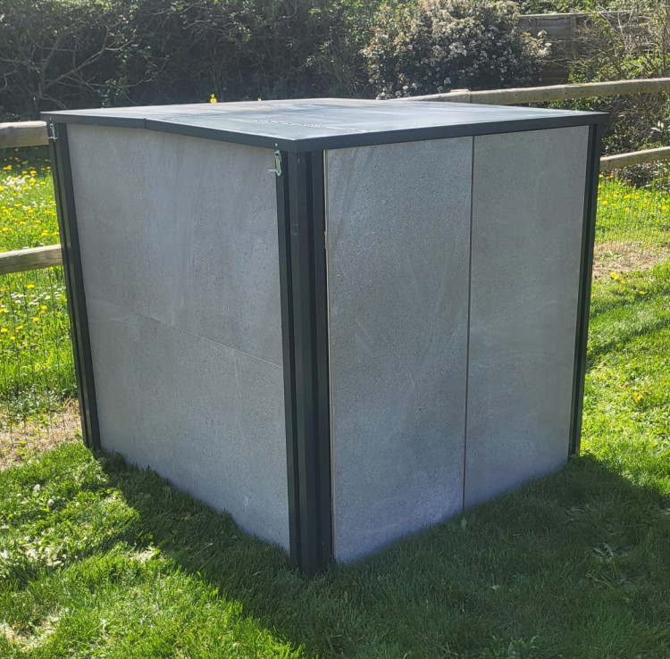 local technique avec structure gris anthracite ABPool piscine