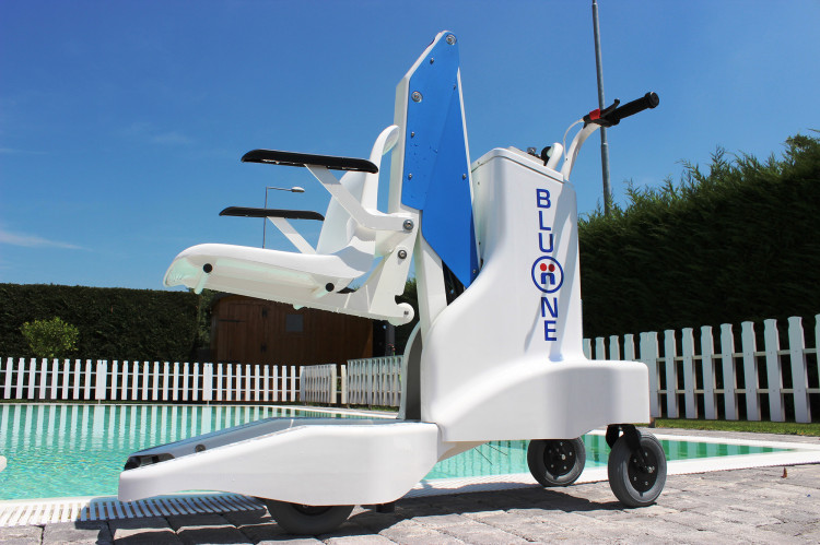 BluOne chariot hydraulique sur batterie d'Axsol accès PMR piscine