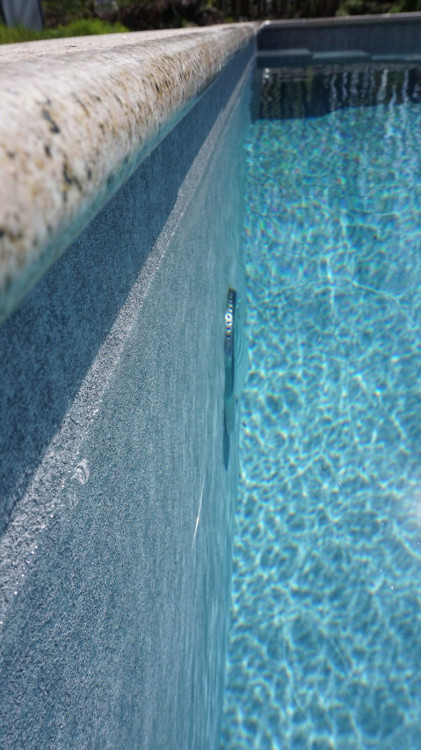 Membrane armée piscine ELBE pure Pool Passion Urban Grey avec margelle pierre
