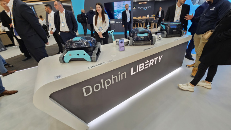  Dolphin Liberty sur le stand de Maytronics à Piscine Global 2024