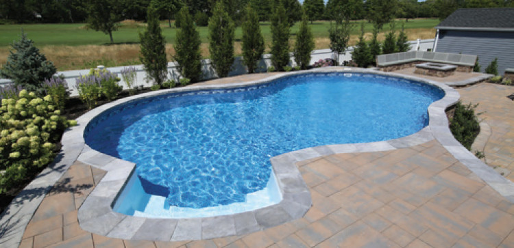 Piscine Radiant Pools enterr&eacute;e avec structure isol&eacute;e