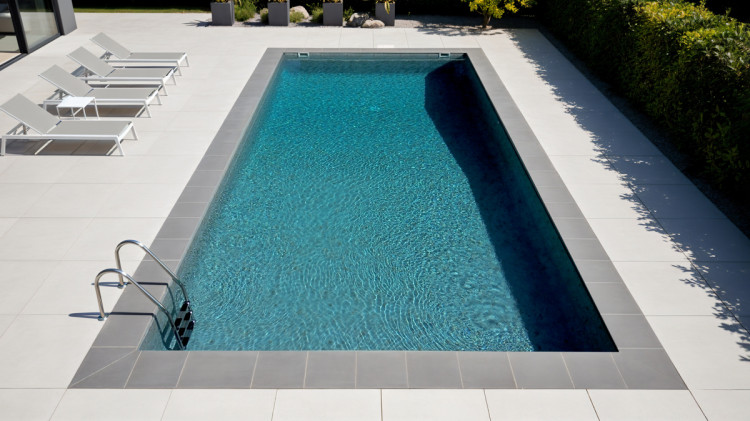 Membrane arm&eacute;e Legacy de RENOLIT ALKORPLAN pour personnaliser une piscine en r&eacute;novation
