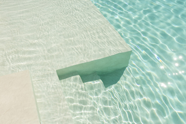 Mod&egrave;le Nordic de la collection VOGUE pour une piscine contemporaine aux inspirations min&eacute;rales